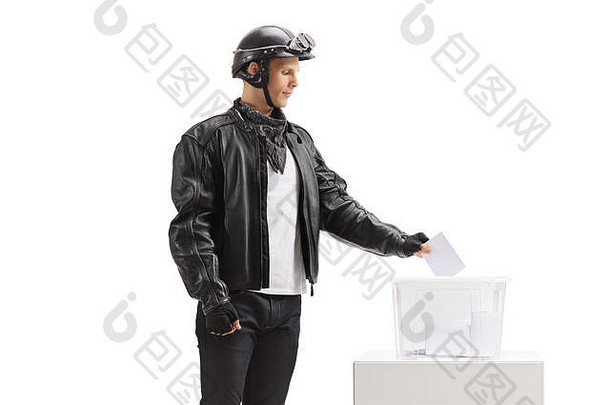 年轻的骑摩托车的人铸造投票投票盒子孤立的白色背景