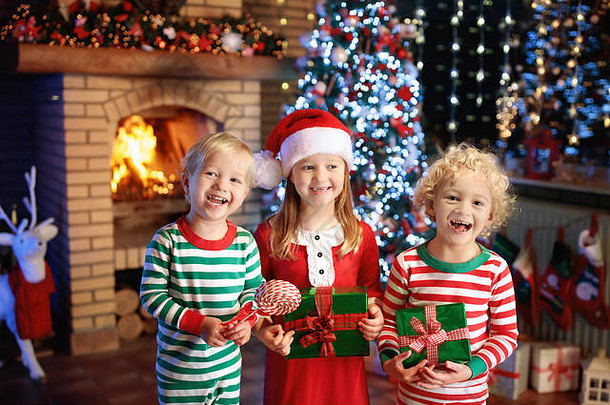 孩子们圣诞节树壁炉圣诞节夏娃<strong>家庭</strong>孩子们庆祝圣诞节首页男孩女孩匹配睡衣装修圣诞节