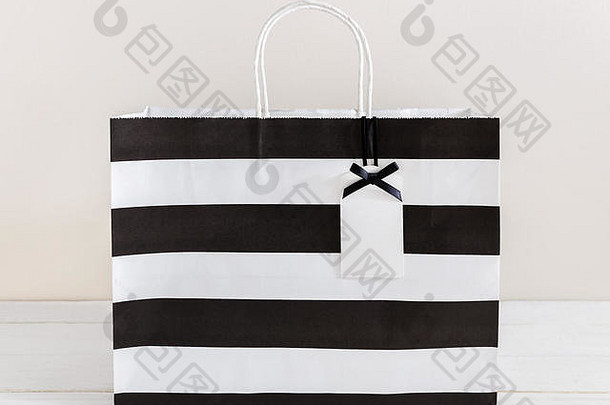 黑色的白色纸购物袋礼物标签