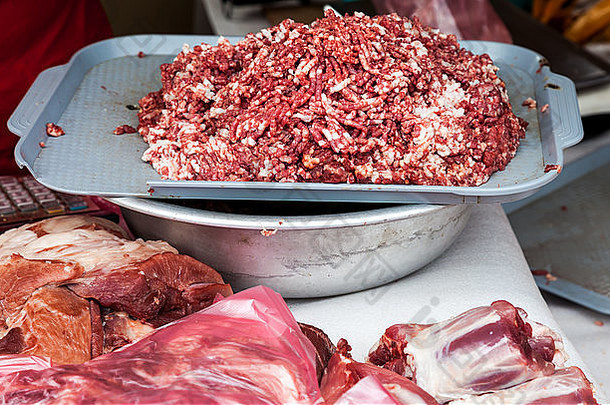 生切碎肉准备好了出售当地的农民市场