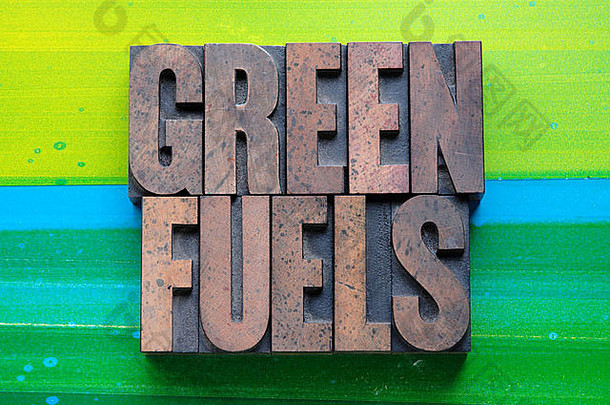 短语“绿色燃料的凸版印刷的木类型绿色蓝色的背景