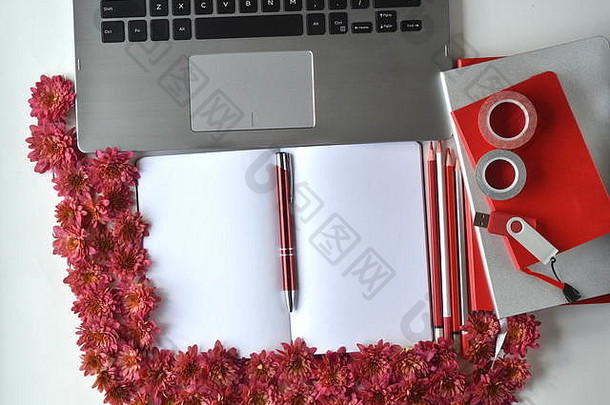 秋天秋天花背景深红色的chrysantemums白色复制空间问候卡模型边境桌面工作空间平布局