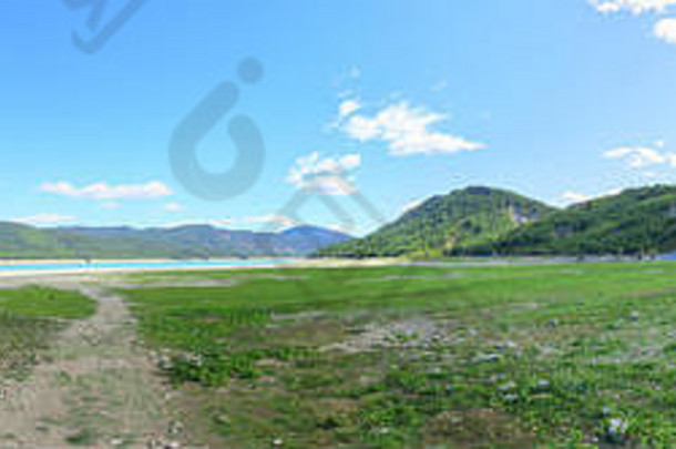 绿色景观中等人工湖西班牙语阿拉贡的庇里牛斯山内部湖绿色新鲜的草西班牙