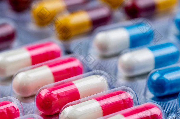 色彩斑斓的抗生素胶囊药片泡包制药行业药店药店背景抗生素药物电阻抗菌