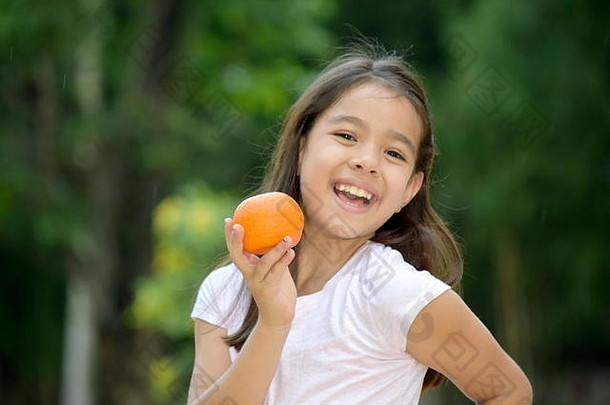 快乐亚洲女孩13岁以下的水果