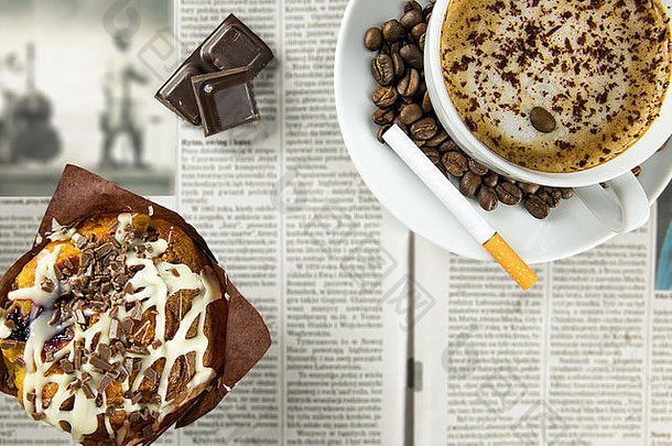 杯咖啡巧克力松饼香烟安排报纸