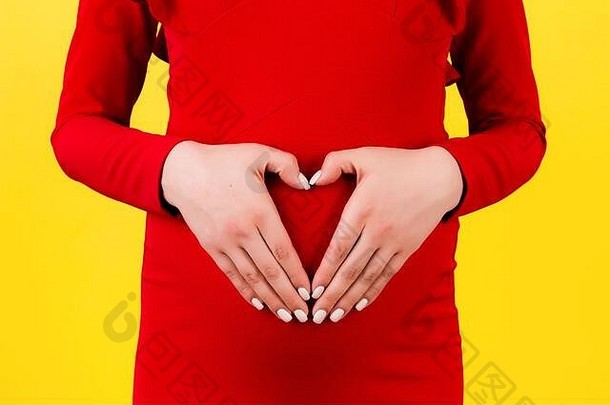 裁剪图像怀孕了女人持有手心形状婴儿撞黄色的背景母亲概念复制空间