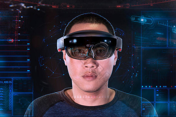 肖像年轻的男人。虚拟现实眼睛穿眼镜全息香酚未来观光全息香酚