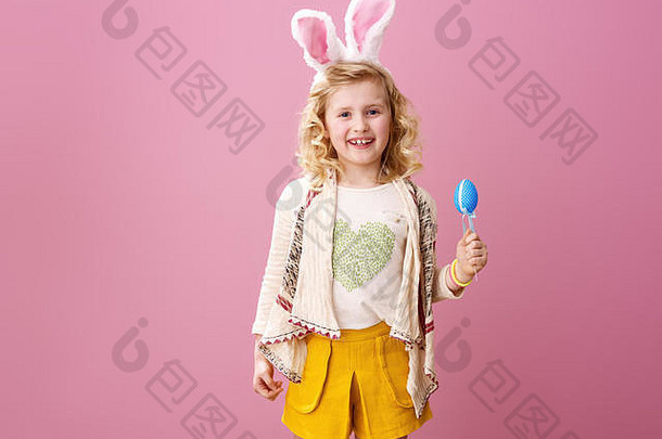 节日兔子鸡蛋季节肖像微笑时尚的孩子复活节兔子耳朵孤立的粉红色的背景<strong>手工</strong>制作的复活节鸡蛋