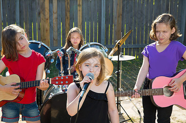 金发碧眼的孩子歌手女孩唱歌玩生活乐队后院音乐会朋友