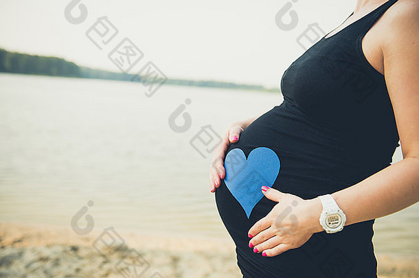肖像年轻的美丽的怀孕了女人海滩