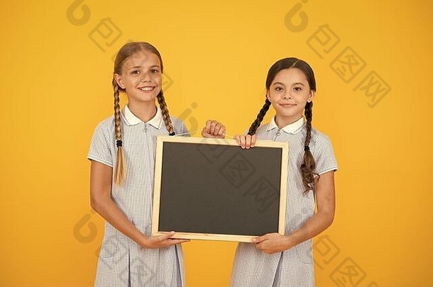 真正的信息女孩持有写作表面黄色的背景孩子们黑板写作信息空白董事会信息新鲜的学校信息复制空间学校新闻