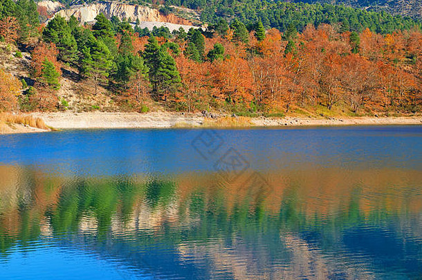 茨杰卢湖银行helmos山伯罗奔尼撒半岛希腊美丽的色彩斑斓的自然场景湖五彩缤纷的树仿佛