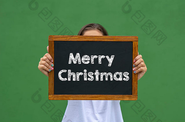 女孩持有黑板上消息快乐圣诞节写