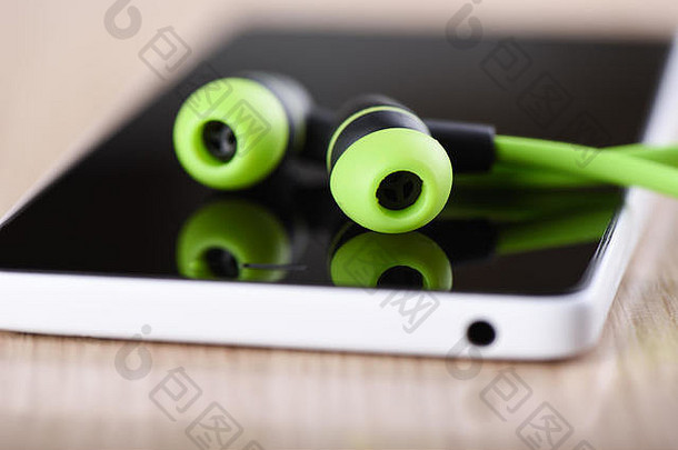 绿色耳机智能手机屏幕反射耳机智能手机屏幕焦点耳机