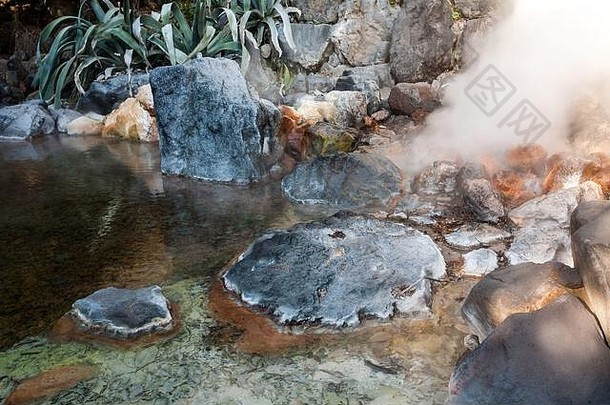 fumaroles热春天地狱多色的火山池沸腾水kannawa区别府日本