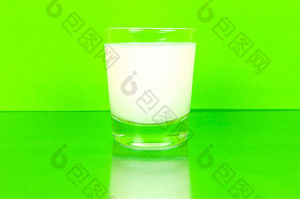 玻璃完整的奶油牛奶孤立的绿色背景
