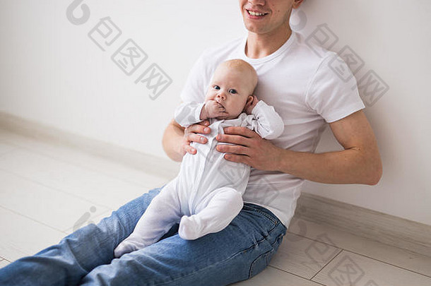 婴儿家庭孩子们概念秃父亲需要护理婴儿