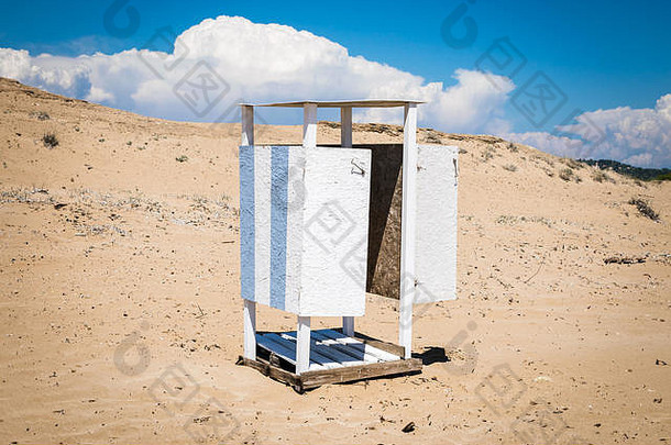 蓝色的白色改变小屋野生希腊海滩打开通过明亮的天空云金沙子