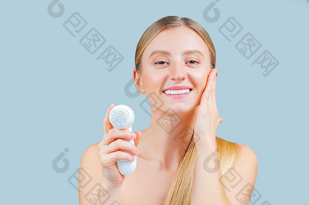 美丽的女人洗脸皮肤刷面部美治疗概念