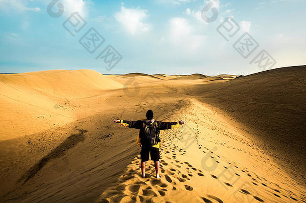 拥抱权力感觉自然孤独的男人。徒步旅行沙漠沙丘海洋结束黄色的蓝色的颜色自由