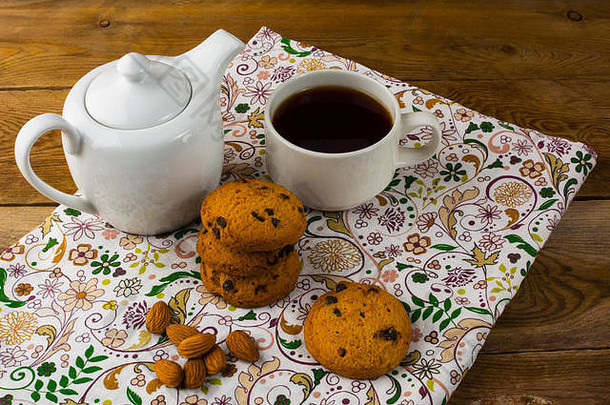 饼干杏仁茶茶时间自制的饼干甜蜜的甜点自制的饼干早餐饼干茶杯