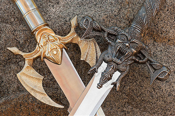 中世纪的设计交叉剑处理叶片恶魔特写镜头