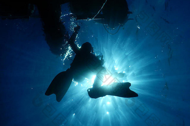 潜水水晶清晰的水地中海水下照片潜水员的轮廓水下闪电条件