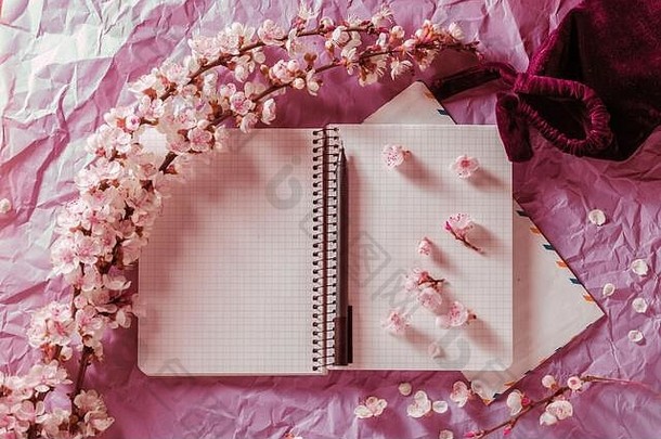 开放空白笔记本笔樱桃开花分支明亮的背景写作信对应概念