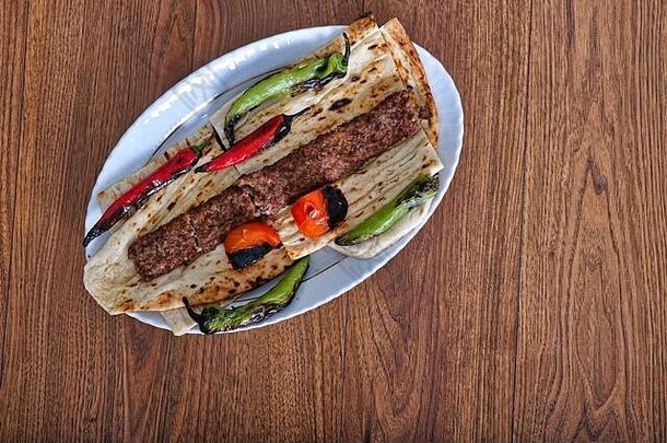 土耳其风格阿达纳烤肉串传统的土耳其食物阿达纳烤肉串木表格