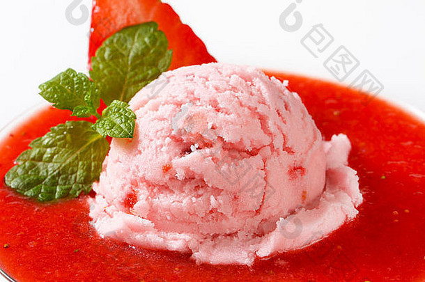 冰奶油草莓泥是玻璃