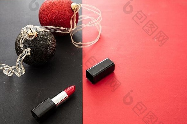 红色的口红圣诞节年夏娃化妆红色的充满活力的颜色口红圣诞节球复制空间前视图