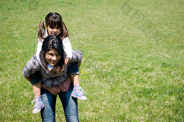 十几岁的女孩携带妹妹肩扛公园