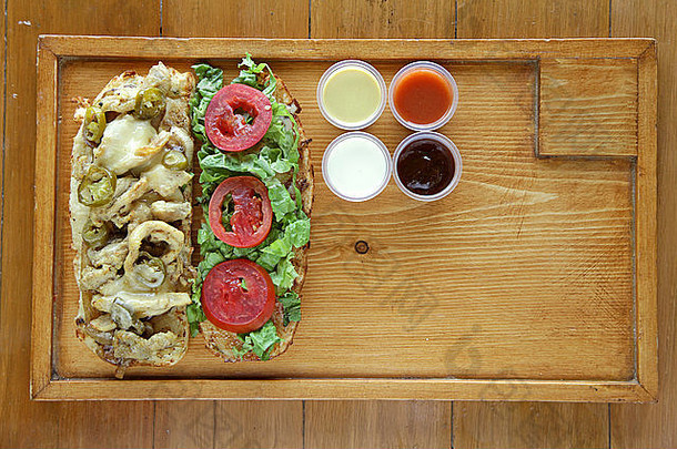 开放脸健康的肉蔬菜三明治服务调味品酱汁木托盘