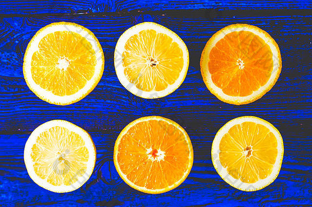 柠檬橙色片蓝色的木背景前视图