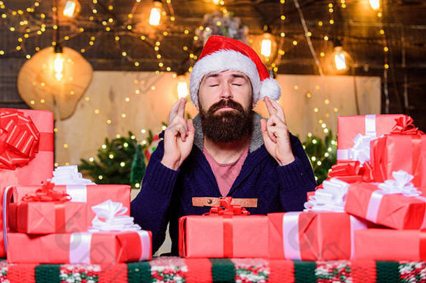祈祷礼物快乐有胡子的男人。冬天购物销售假期庆祝活动圣诞节礼物交付拳击一天赶时髦的人圣诞老人他圣诞节购物快乐一年圣诞节现在盒子