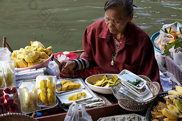 <strong>泰国女人</strong>销售食物船浮动市场<strong>泰国</strong>