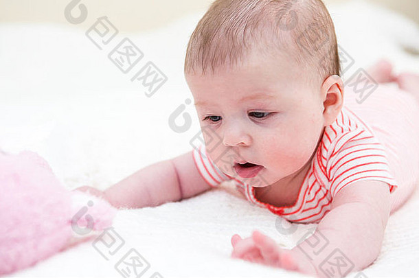 婴儿婴儿女孩玩白色毯子