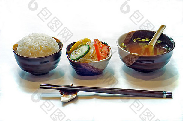 日本食物碗白色大米味噌汤科尔卷心菜沙拉沙拉