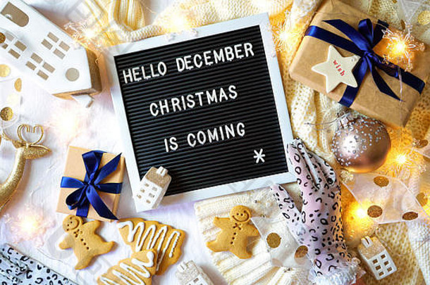 然而时尚的圣诞节平躺舒适的床上在室内温暖的毛衣礼物信董事会拼写12月圣诞节未来