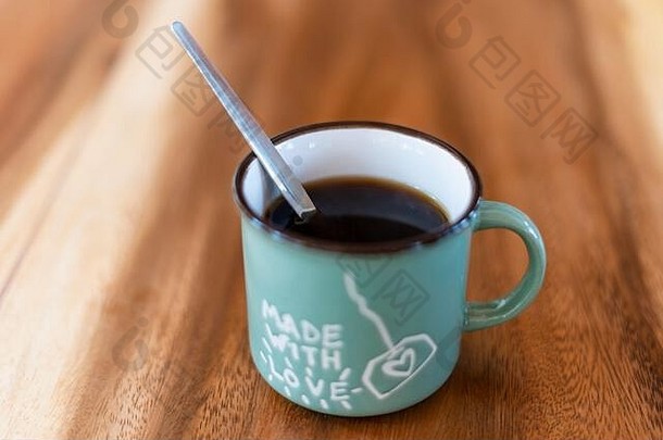 杯酿造黑色的咖啡木表格