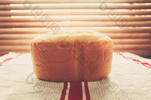 面包新鲜的面包窗口沐浴阳光