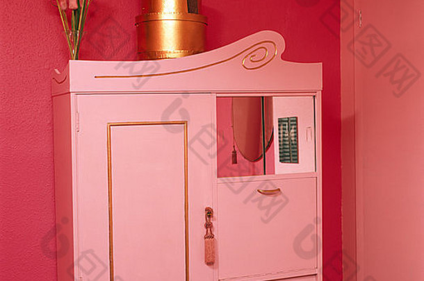 特写镜头中密度纤维板衣柜粉红色的经济卧室