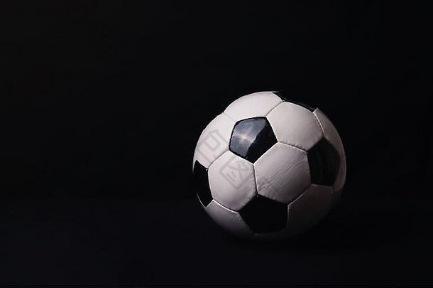 经典足球球孤立的黑色的背景复制空间宣传<strong>广告</strong>真正的照片传统的足球球象征
