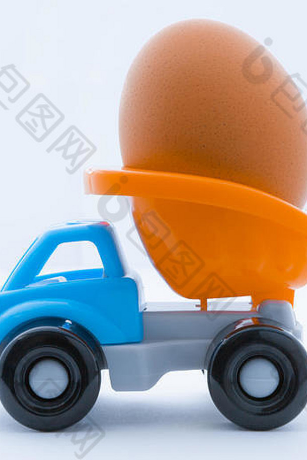 色彩斑斓的玩具卡车鸡蛋回来白色背景