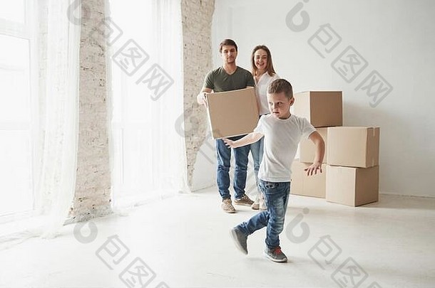 照片运动好玩的情绪孩子家庭删除房子拆包移动盒子