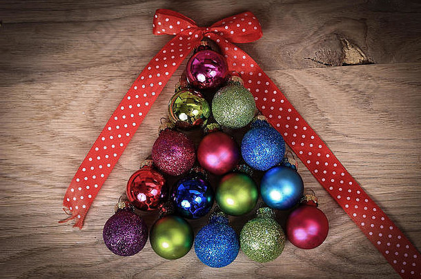色彩斑斓的圣诞节球堆放三角形形状