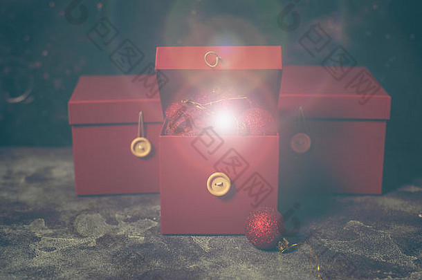 红色的圣诞节礼物盒子黄金魔法灯
