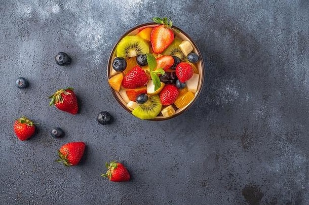 新鲜的水果沙拉成分黑暗表格健康的吃复制空间前视图