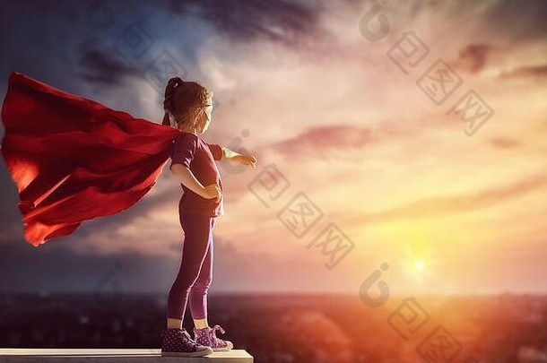 孩子戏剧超级英雄孩子背景日落天空女孩权力概念